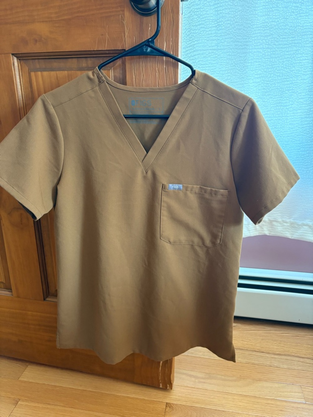 FIGS women’s small Catalina 1 pocket scrub top